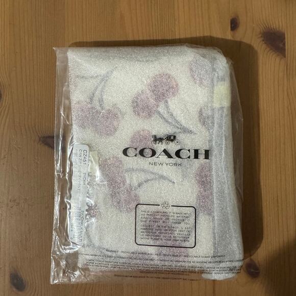 NWT 🍒 Corner Zip Wristlet With Cherry Print - Picture 11 of 13